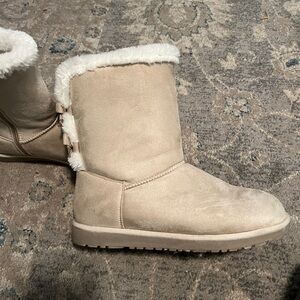 Short winter boots with bows